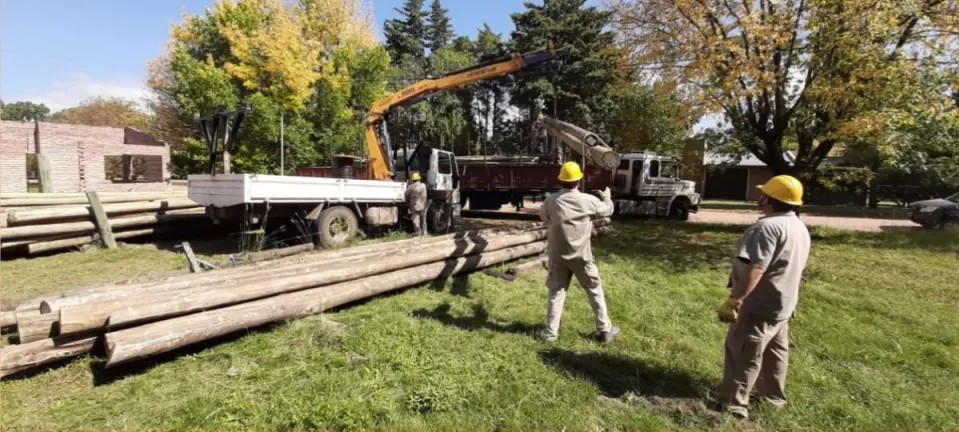 Nuevos postes para la Cooperativa de Villa Rumipal