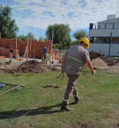 Trabajos de mejora en la red de media tensión de energía eléctrica en Villa Rumipal.