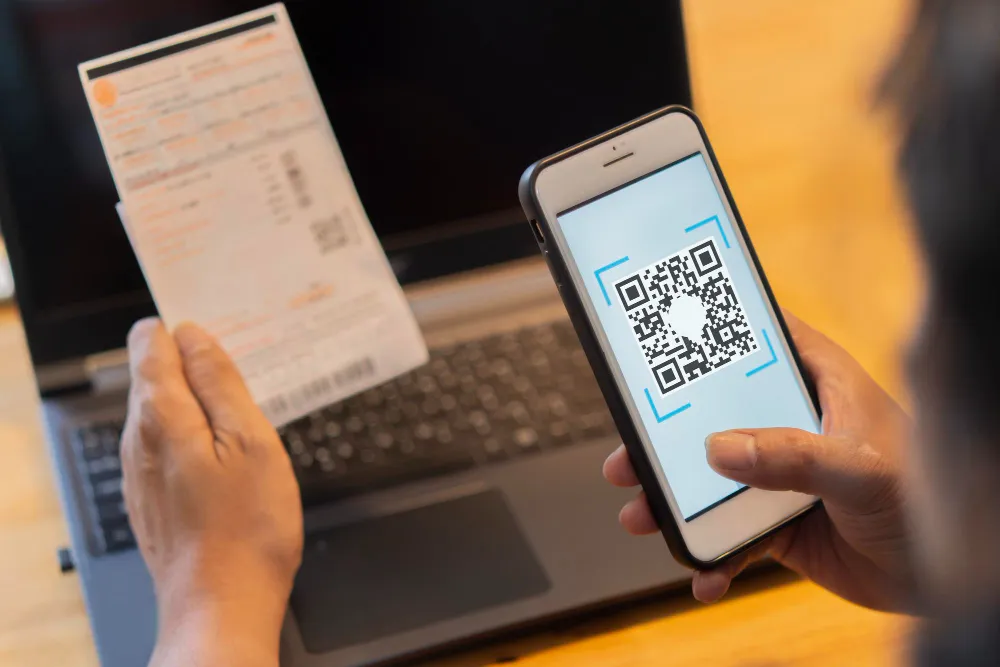 Pago de factura de la cooperativa mediante código QR desde el celular.