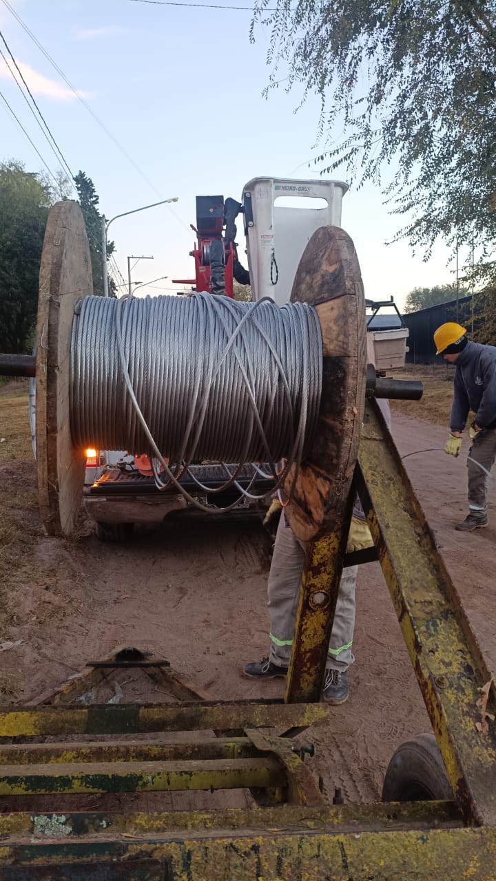 Trabajos de renovación de la red eléctrica con nuevas líneas de media tensión sobre calle Carlos Gardel en Villa Rumipal.
