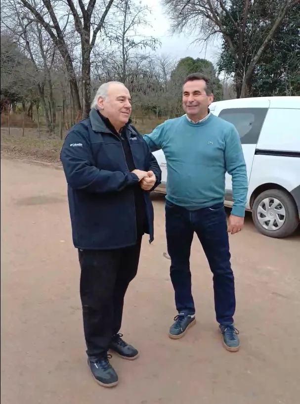 Donación de postes de cemento del Gobierno de Córdoba para Villa Rumipal