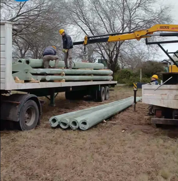 Postes de cemento destinados a la renovación de la línea de media tensión entre San Ignacio y Villa Rumipal.