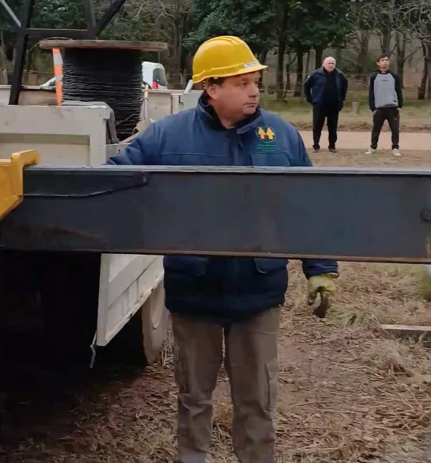 Nuevos postes para la línea Villa Rumipal - San Ignacio