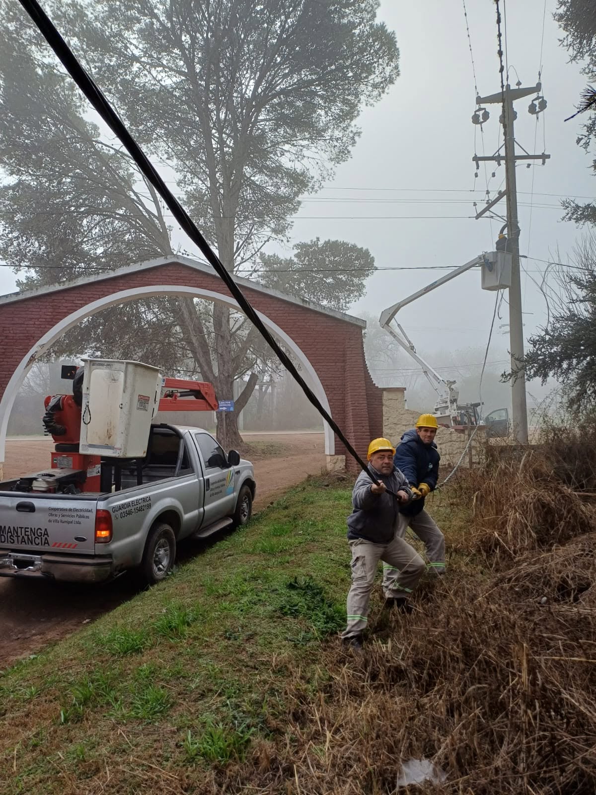Trabajos de reemplazo de cable desnudo por cable preensamblado en Valle Dorado, Villa Rumipal.