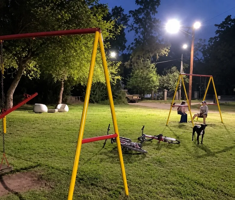 Nuevas luminarias LED instaladas en la placita del barrio Mangrullo de Villa Rumipal